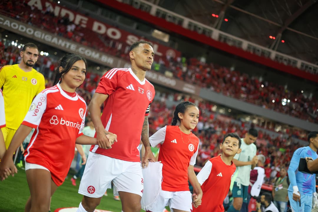 Para mais de 43 mil torcedores, Clube do Povo estreia em 2025 em evento festivo ...