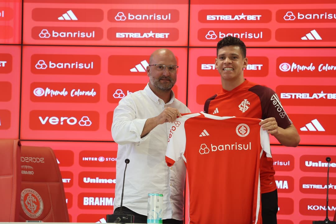 Segundo reforço colorado para a temporada, meio-campista Ronaldo é apresentado n...