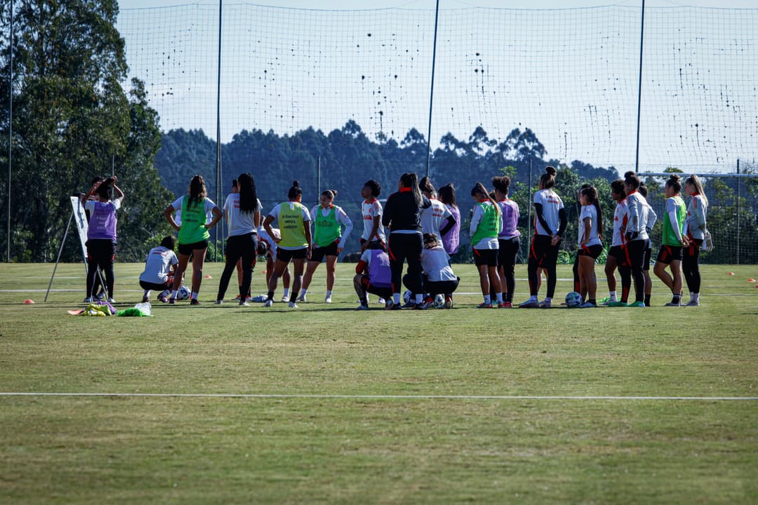 Gurias Coloradas se preparam para enfrentar o Corinthians no domingo