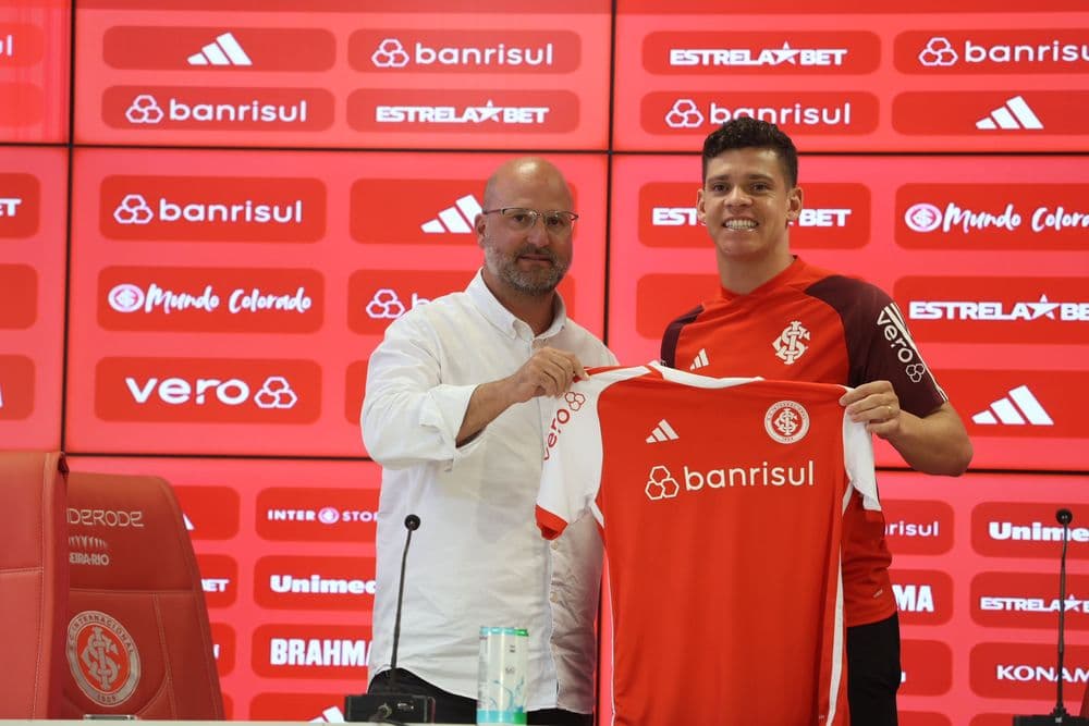 Segundo reforço colorado para a temporada, meio-campista Ronaldo é apresentado n...