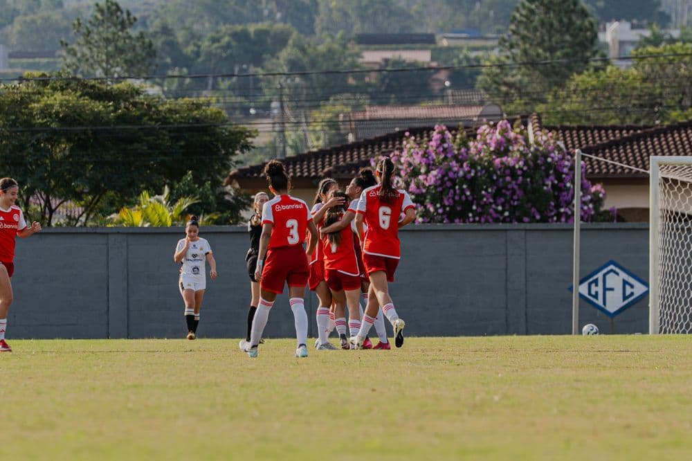 Gurias goleiam o Criciúma e largam na frente por vaga na semifinal do Brasileiro...